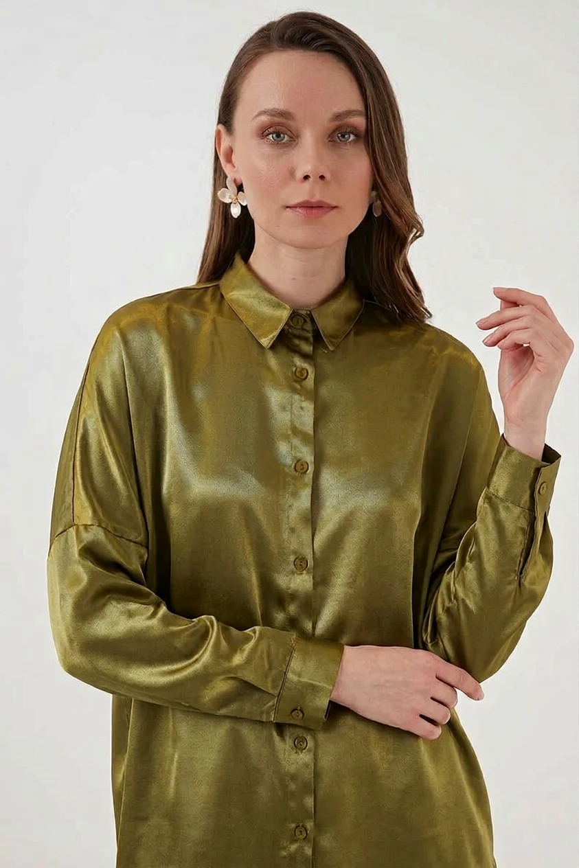  Kadın Oversize Kesim Saten Haki Gömlek 
