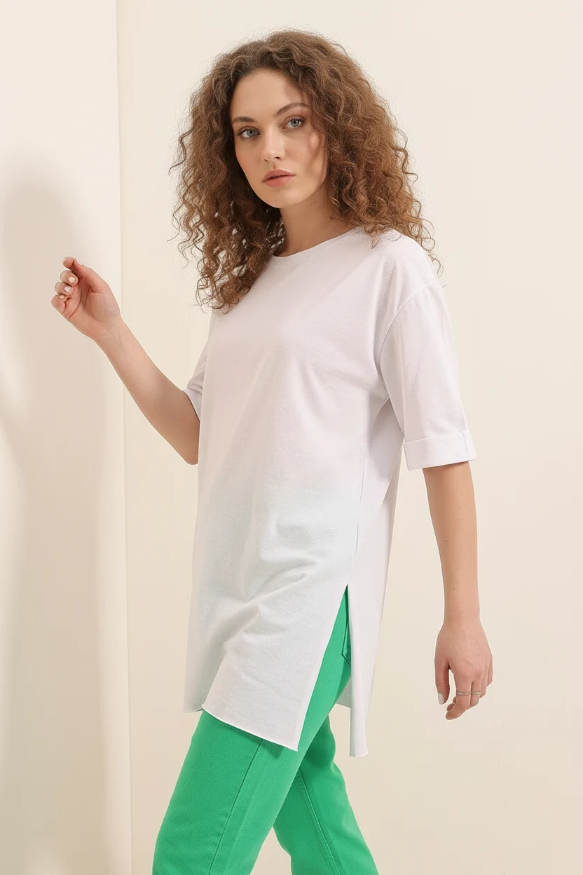  Kadın Yırtmaçlı Oversize Pamuklu Beyaz Tişört 
