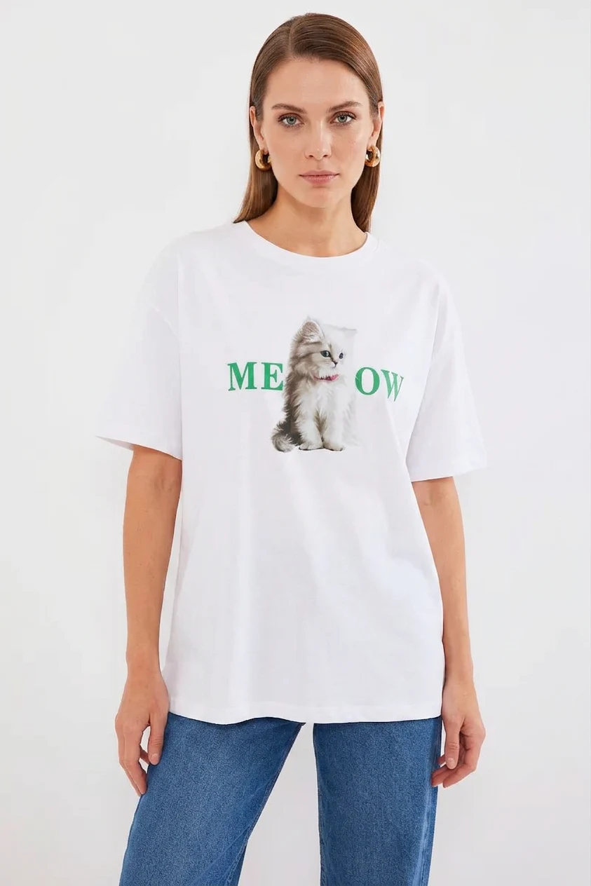  Kadın Oversize Kedi Figürlü Baskılı Beyaz Tişört 