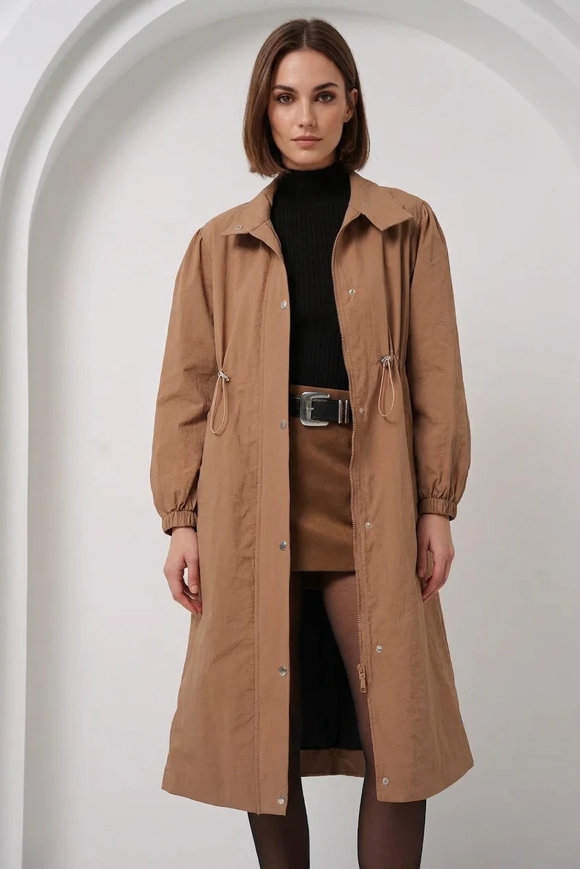  Kadın Gömlek Yaka Beli Büzgülü Astarlı Camel Trençkot 